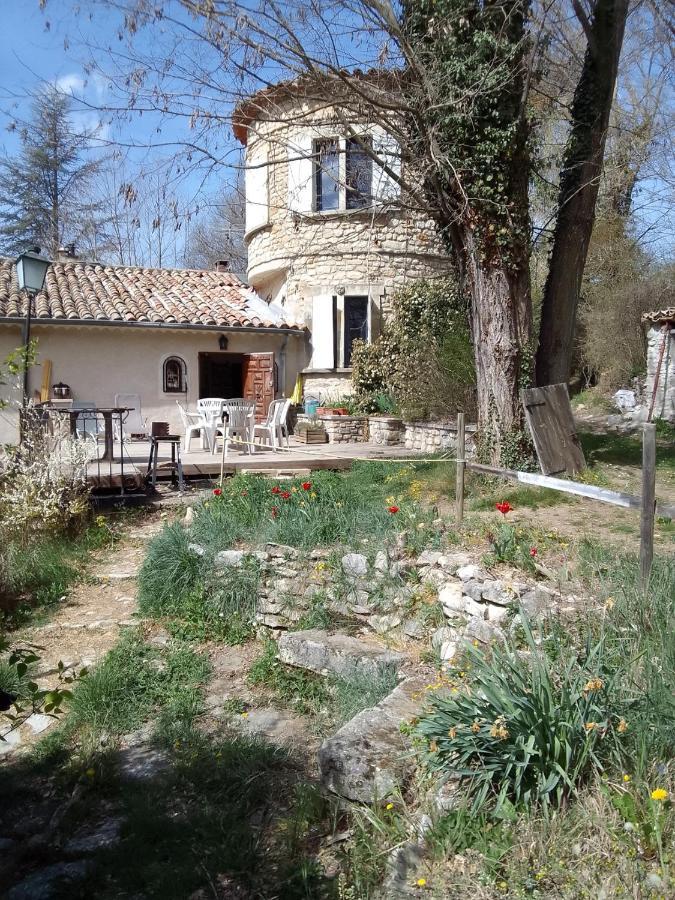 Les Favouilles - Gite & Chambres D Hotes Dauphin Bagian luar foto